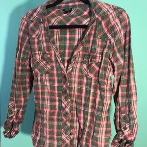 Green pink plaid top 💙